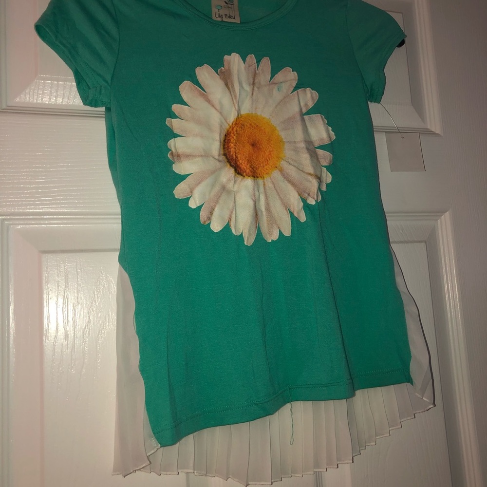 lily bleu brand short sleeved graphic tee!